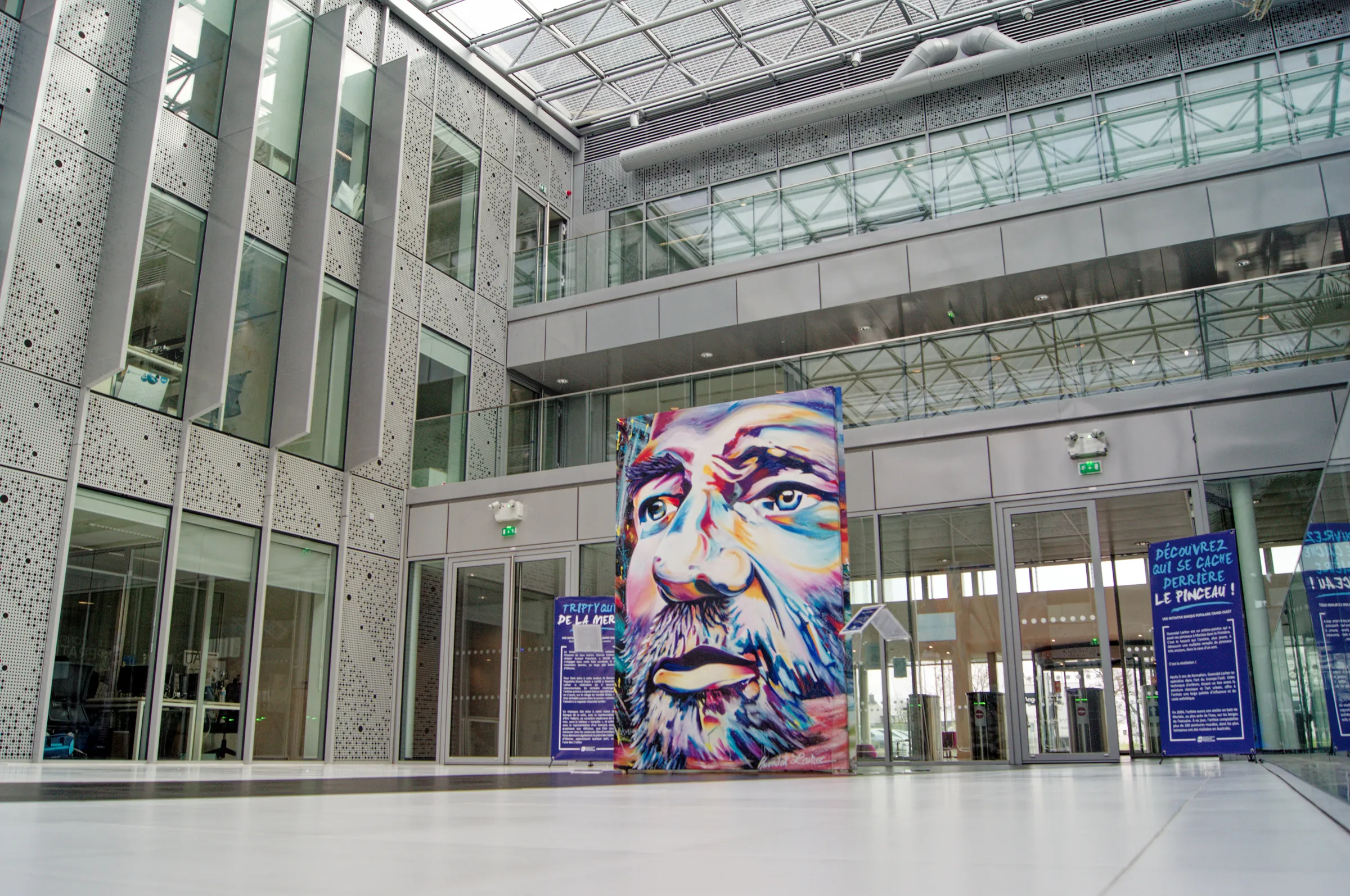 Hall d'accueil banque populaire, exposition d'un toile de grand format de l'artiste Gwendal Larher